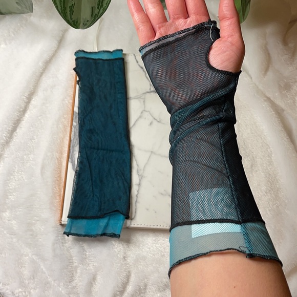 80’s Inspired Fishnet Gloves - Picture 3 of 9